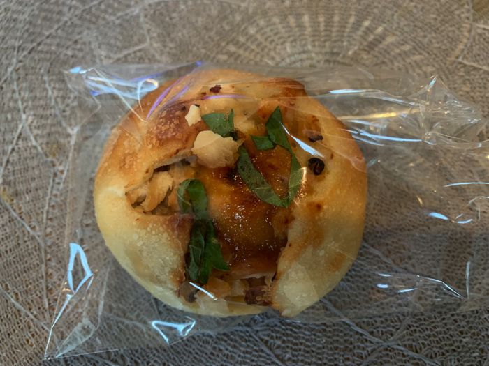 濱田屋の鶏と山椒味噌のパン